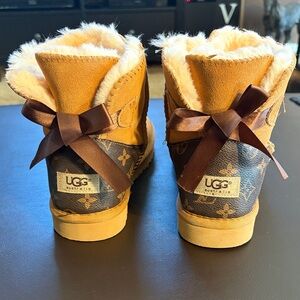 Knock off Uggs, Suede, fur lining, new condition, Size 10 (Fit more like a 9)